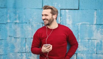 Michelle Keegan shows off her TINY waist in crop top she visits