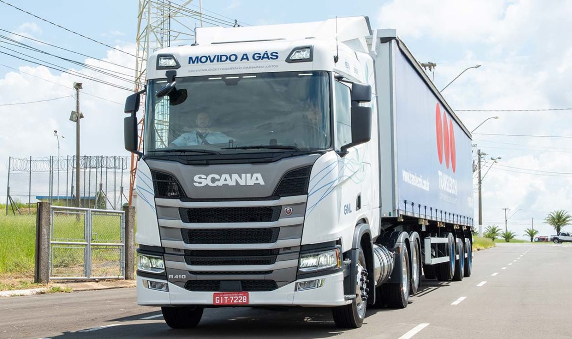 Caminhão a gás da Scania começa a ser produzido no Brasil