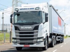 Caminhão a gás da Scania começa a ser produzido no Brasil