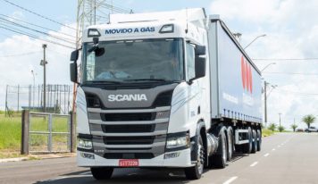 Caminhão a gás da Scania começa a ser produzido no Brasil