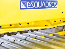 Além do aço, outros fatores influenciam o preço de telhas metálicas, explica Esquadros