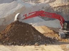 Extração e transporte de agregados com escavadeiras