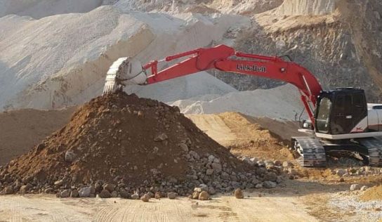 Extração e transporte de agregados com escavadeiras