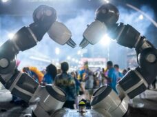 Carnaval 4.0: samba e tecnologia, com robôs, chip e código de barras