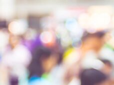 Promotoras de eventos criam campanha para ajudar famílias