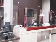 Protetor salivar em acrílico para ambientes comerciais