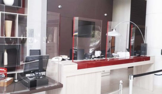 Protetor salivar em acrílico para ambientes comerciais