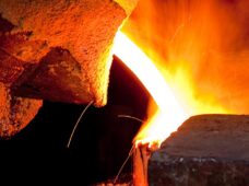 Setor industrial, afetado pela pandemia, registra queda em todos os indicadores