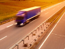 Demanda por transporte rodoviário de cargas no Brasil se aproxima dos níveis de março, informa NTC&Logística