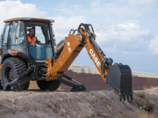 Projeto Zeus gera retroescavadeira totalmente elétrica