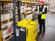 Empilhadeira manual é premiada na Europa