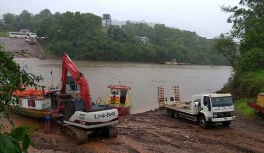 Escavadeira ajuda na estabilização da balsa durante a atracagem