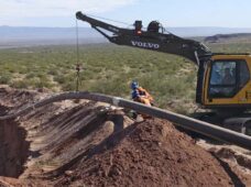 Kit converte escavadeira em assentador de tubos