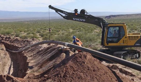 Kit converte escavadeira em assentador de tubos