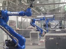 Fabricante de peças técnicas plásticas adquire robôs para lixamento e corte