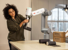 Nova geração de robôs colaborativos incentiva automação em usuários iniciantes