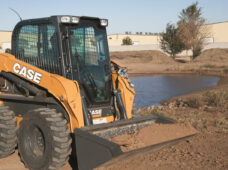 Minicarregadeiras têm cabine redesenhada com benefícios para operador