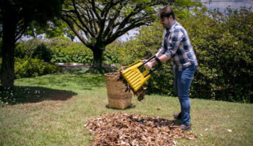 Coletor manual de folhas facilita limpeza de jardins