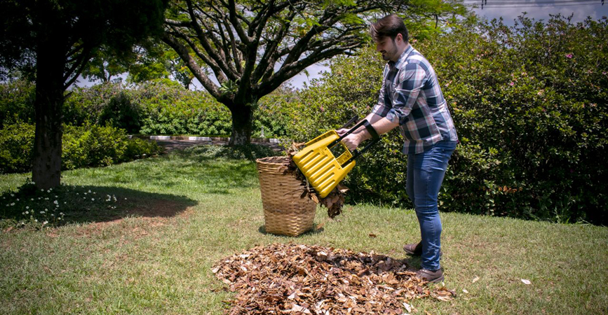 Coletor manual de folhas facilita limpeza de jardins