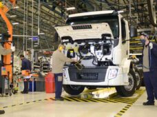 Vendas de caminhões em alta promovem entrada de segundo turno em montadora