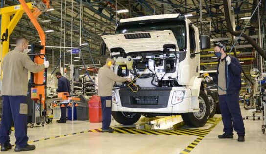 Vendas de caminhões em alta promovem entrada de segundo turno em montadora