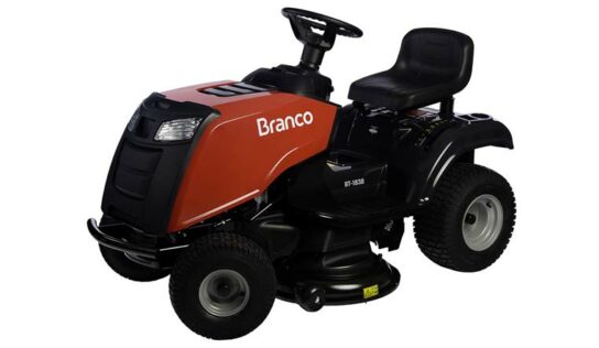 Trator cortador de grama permite sete diferentes posições de altura de corte