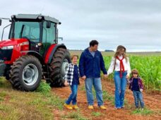Para comemorar 60 anos no Brasil, fabricante de máquinas agrícolas percorre cidades com expedição