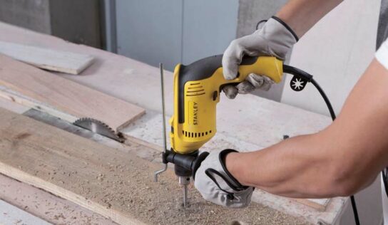 Lançados kits com furadeira de impacto, maleta e brocas, especialmente para os profissionais