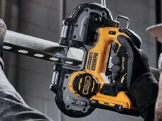 Serra de fita portátil conta com protetor de lâmina integrado e amplia segurança