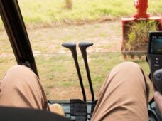 Escavadeiras privilegiam segurança, ergonomia e conforto