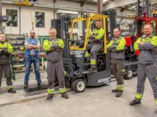 Fabricante comemora entrega de empilhadeira número 60 mil