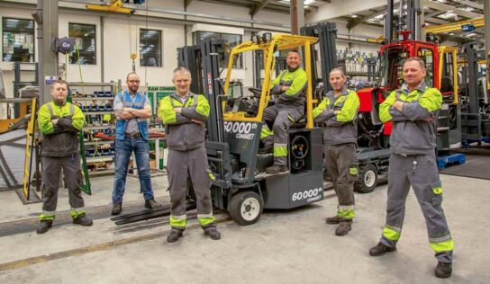 Fabricante comemora entrega de empilhadeira número 60 mil