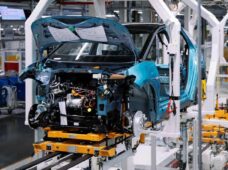 Tecnologia de colagem permite a instalação de janelas laterais num processo contínuo