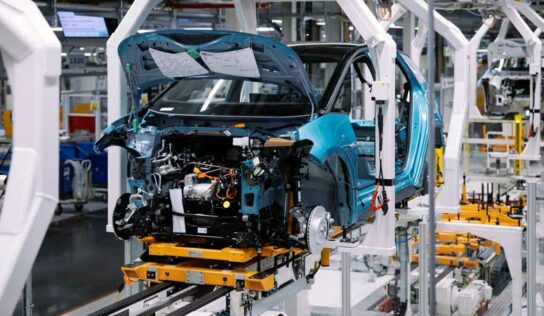 Tecnologia de colagem permite a instalação de janelas laterais num processo contínuo