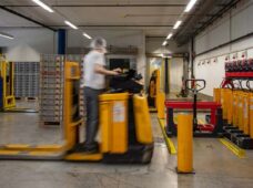 Baterias de chumbo-ácido exigem manutenção especial na intralogística