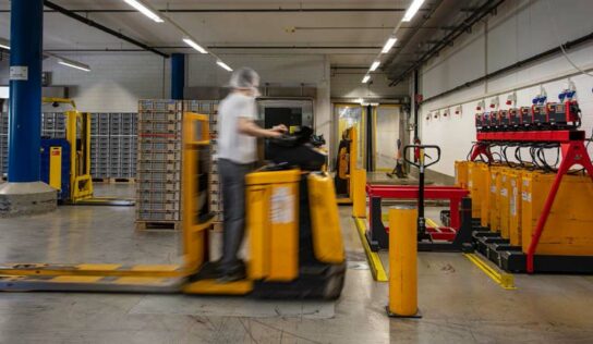 Baterias de chumbo-ácido exigem manutenção especial na intralogística