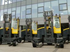 Empilhadeira multidirecional eleva até 5 toneladas