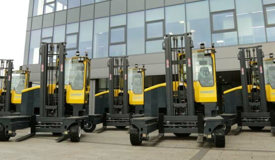 Empilhadeira multidirecional eleva até 5 toneladas