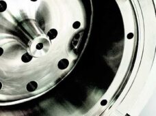 Fresa e broca de rosca em uma mesma ferramenta