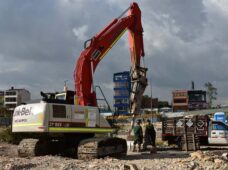 Escavadeiras atuam em demolição e carregamento na 1ª linha de metrô de Bogotá