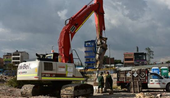 Escavadeiras atuam em demolição e carregamento na 1ª linha de metrô de Bogotá