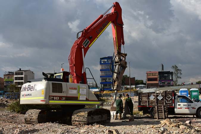Escavadeiras atuam em demolição e carregamento na 1ª linha de metrô de Bogotá