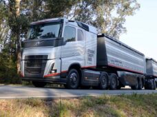 Caminhão graneleiro do futuro criado no Brasil será testado na rota dos grãos