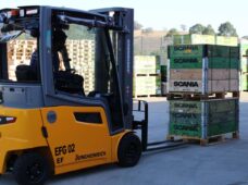 Fabricante de veículos pesados adere a empilhadeiras elétricas: ação visa a redução de emissões