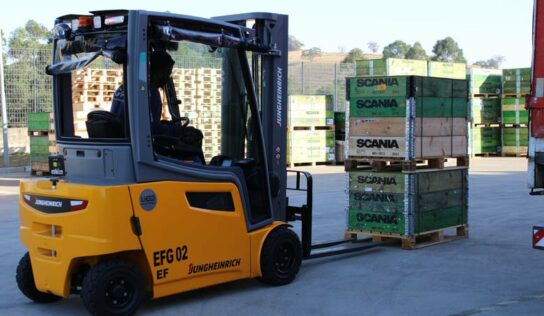 Fabricante de veículos pesados adere a empilhadeiras elétricas: ação visa a redução de emissões