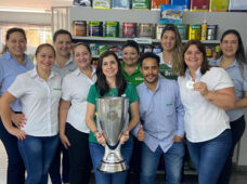 Taça de Vice-Campeã da Matonense chega até a sede da Brasilux Tintas