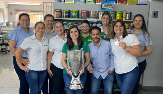 Taça de Vice-Campeã da Matonense chega até a sede da Brasilux Tintas
