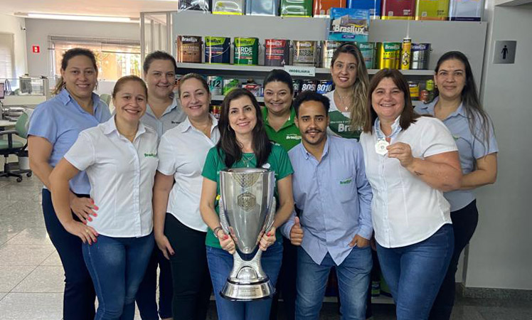 Taça de Vice-Campeã da Matonense chega até a sede da Brasilux Tintas