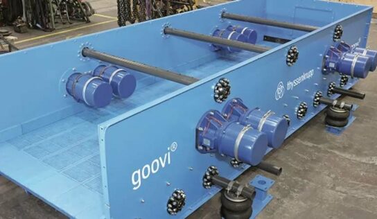 Peneira multivibratória para peneiramento secundário e terciário com sistema de controle inteligente