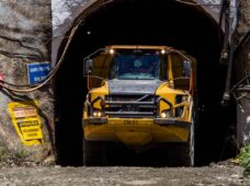 Mineradora investe em interior de mina para garantir acesso à comunicação